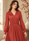 Détails du décolleté en V et de la taille froncée de la robe terracotta