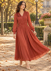 Robe terracotta automne orange en mouvement dans un jardin