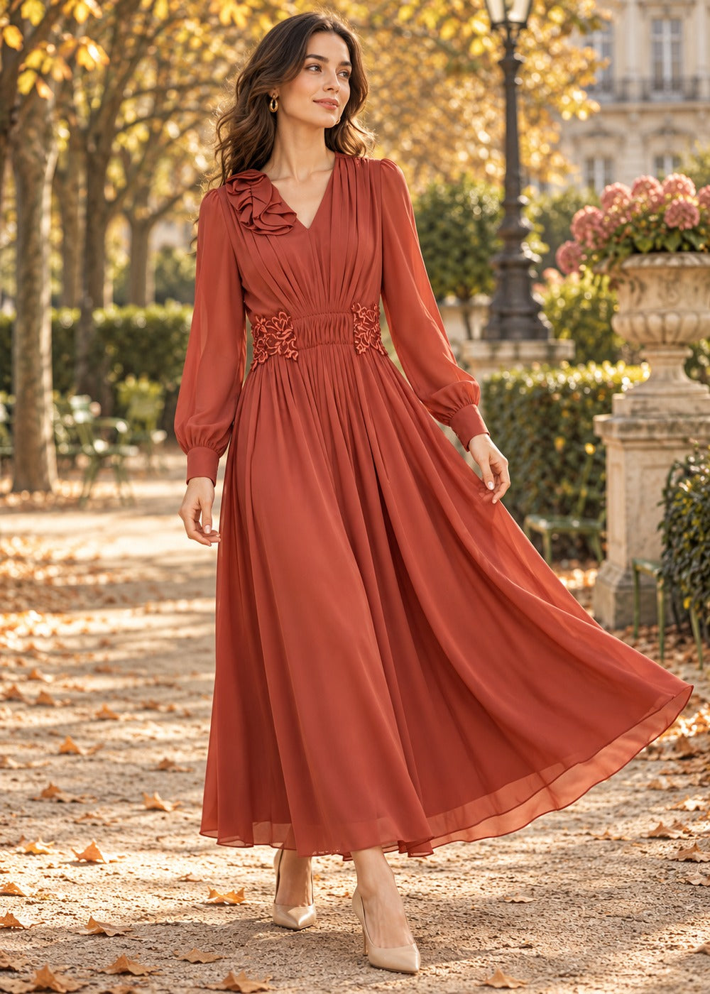 Robe terracotta automne orange en mouvement dans un jardin