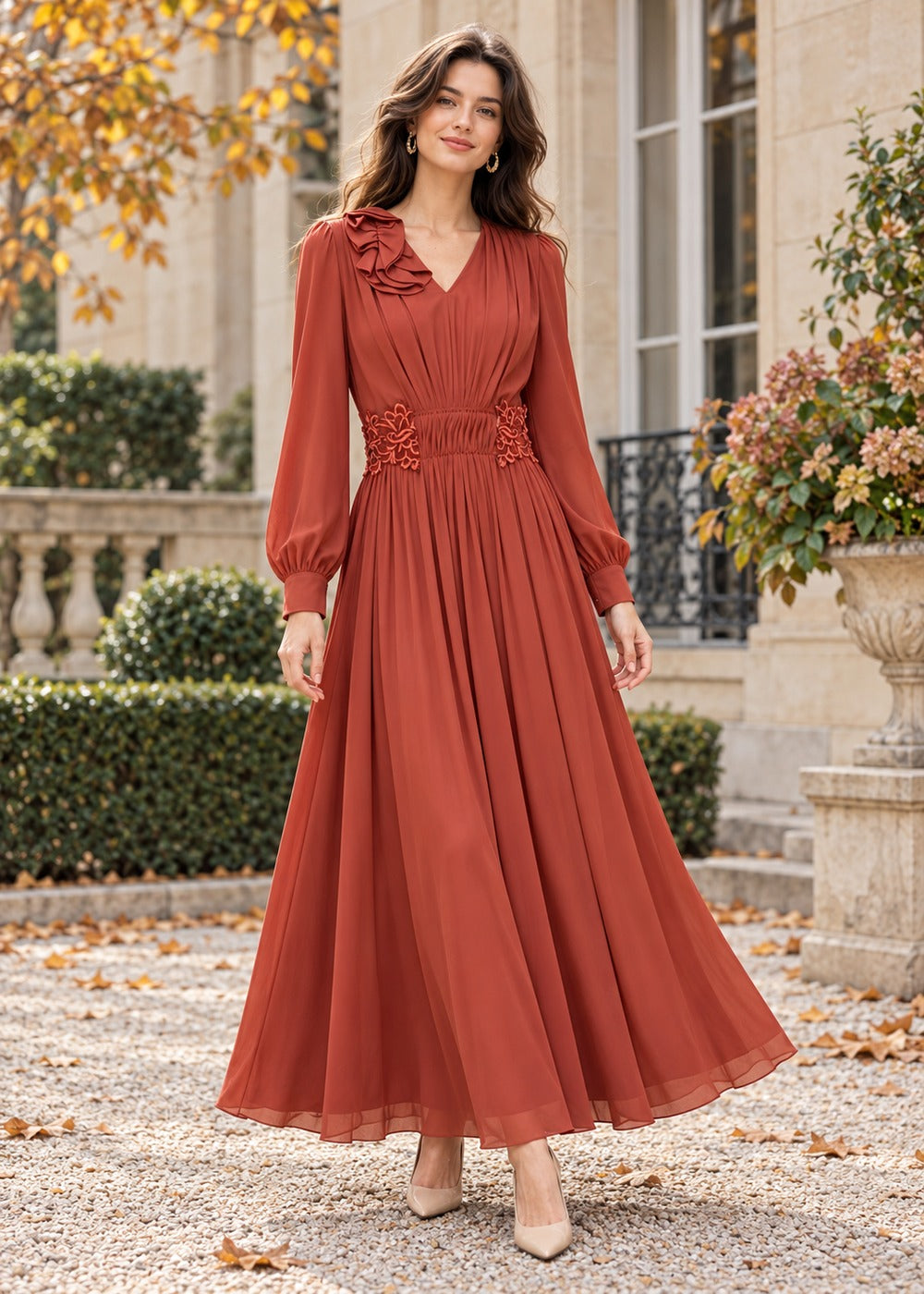 Robe terracotta automne orange portée dans une cour élégante