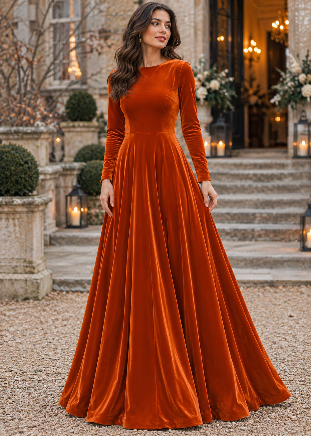 Robe terracotta mariage hiver orange portée devant un château