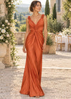 Tenue invitée mariage terracotta longue portée lors d’une cérémonie